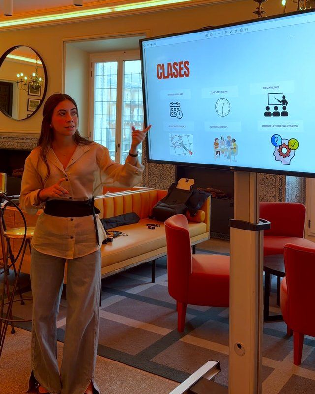 Carla contando su experiencia en la Jornada IB de Madrid